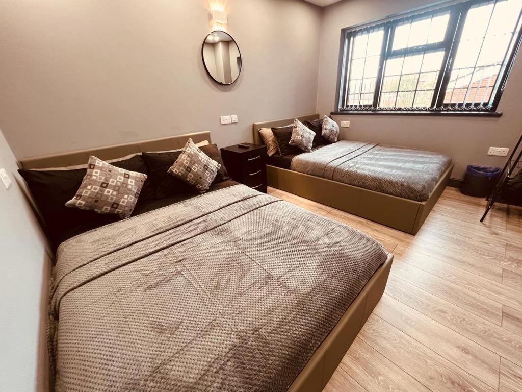 Urban Escape *4 Bedroom House* With Free Parking Бирмингам Екстериор снимка