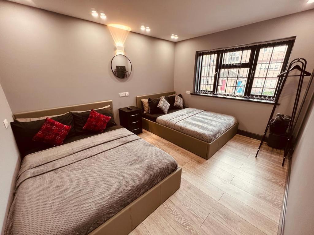 Urban Escape *4 Bedroom House* With Free Parking Бирмингам Екстериор снимка
