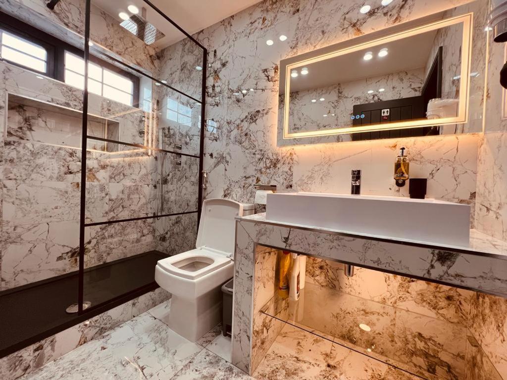 Urban Escape *4 Bedroom House* With Free Parking Бирмингам Екстериор снимка