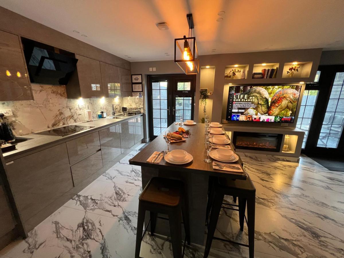 Urban Escape *4 Bedroom House* With Free Parking Бирмингам Екстериор снимка